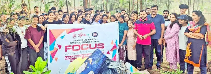 കണ്ണൂർ സർവകലാശാലാ എൻഎസ്‌എസ്‌ നേതൃക്യാന്പിന്റെ ഭാഗമായി വളന്റിയർമാർ കടപ്പുറത്ത്‌ നടത്തിയ ശുചീകരണം