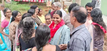 കടലുണ്ടി ഡിവിഷൻ എൽഡിഎഫ് സ്ഥാനാർഥി അഞ്ജിത ഷനൂബിനെ മണ്ണൂർ അരുമനക്കണ്ടിയിലെ വോട്ടർമാർ സ്വീകരിച്ചപ്പോൾ