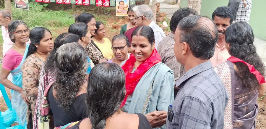 കടലുണ്ടി ഡിവിഷൻ എൽഡിഎഫ് സ്ഥാനാർഥി അഞ്ജിത ഷനൂബിനെ മണ്ണൂർ അരുമനക്കണ്ടിയിലെ വോട്ടർമാർ സ്വീകരിച്ചപ്പോൾ