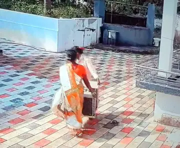 മാങ്ങാട്ട് പ്രവാസിയുടെ വീട്ടിൽ അഴിച്ചുവച്ച എസി നാടോടികൾ കടത്തി കൊണ്ടുപോകുന്നതിന്റെ സിസിടിവി ദൃശ്യം