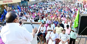 എൽഡിഎഫ് പള്ളിക്കര പഞ്ചായത്ത് തെരഞ്ഞെടുപ്പ് റാലി സിപിഐ എം കേന്ദ്ര കമ്മിറ്റിയംഗം  ഇ പി ജയരാജൻ ഉദ്ഘാടനം ചെയ്യുന്നു