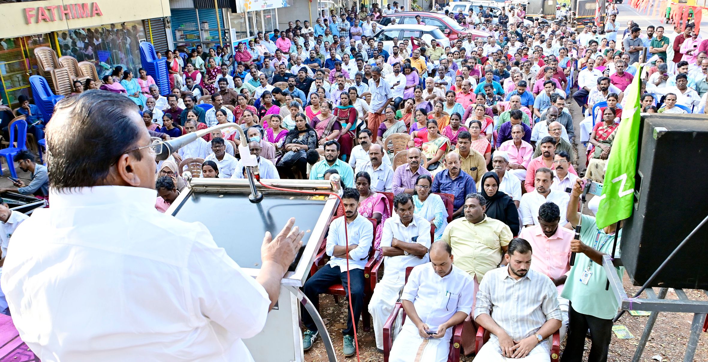 എൽഡിഎഫ് പള്ളിക്കര പഞ്ചായത്ത് തെരഞ്ഞെടുപ്പ് റാലി സിപിഐ എം കേന്ദ്ര കമ്മിറ്റിയംഗം  ഇ പി ജയരാജൻ ഉദ്ഘാടനം ചെയ്യുന്നു