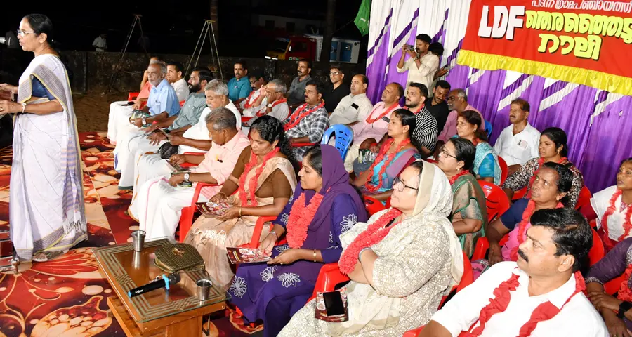  എൽഡിഎഫ്  പടന്ന പഞ്ചായത്ത് റാലി സിപിഐ എം കേന്ദ്ര കമ്മിറ്റിയംഗം കെ കെ ശൈലജ എംഎൽഎ ഉദ്ഘാടനംചെയ്യുന്നു