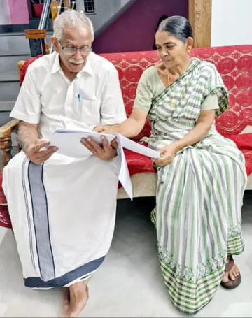 കയനി ജനാർദനനും മുൻ പഞ്ചായത്ത് അംഗമായ ഭാര്യ കെ ജാനകിയും