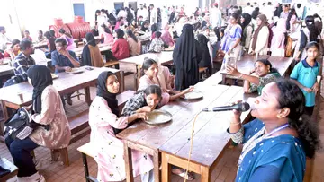 ജില്ലാ സ്‌കൂൾ കലോത്സവ ഭക്ഷണശാലയിൽ കുന്പള ജിഎസ്‌ബിഎസിലെ അധ്യാപിക എസ്‌ അതുല്യ പാട്ടുപാടുന്നു