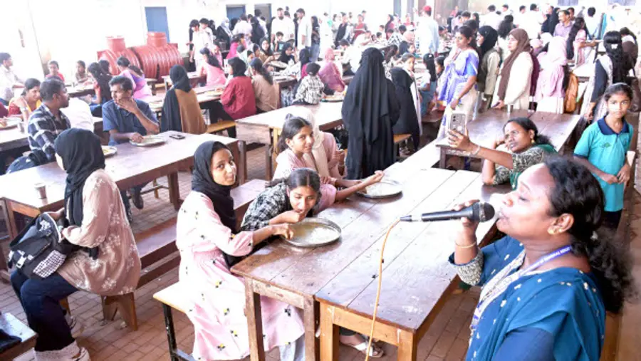 ജില്ലാ സ്‌കൂൾ കലോത്സവ ഭക്ഷണശാലയിൽ കുന്പള ജിഎസ്‌ബിഎസിലെ അധ്യാപിക എസ്‌ അതുല്യ പാട്ടുപാടുന്നു