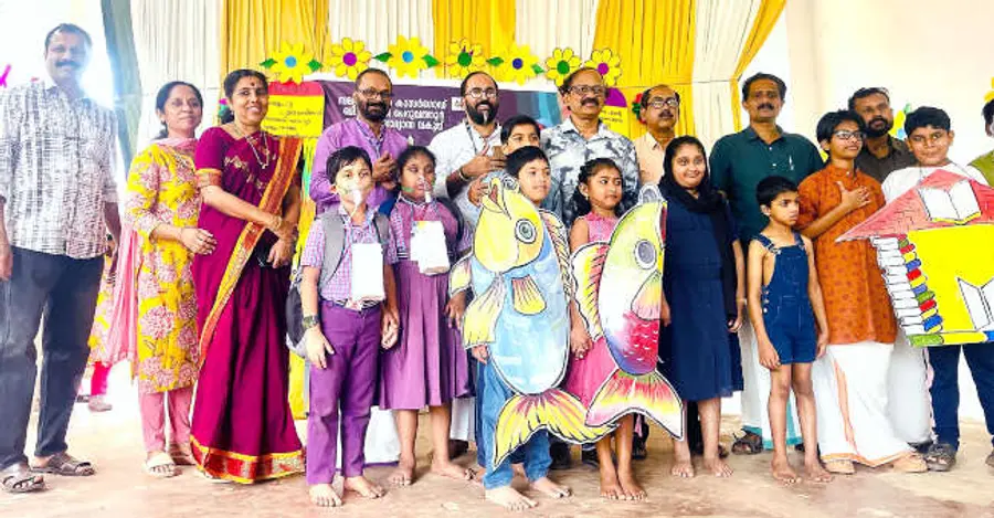 ജില്ലാ ഭിന്നശേഷി ദിനാഘോഷത്തിൽ സ്കിറ്റ് അവതരിപ്പിച്ച കുട്ടികൾ എഴുത്തുകാരൻ അംബികാസുതൻ മാങ്ങാടിനും
മുഖ്യാതിഥികൾക്കുമൊപ്പം.