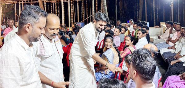 ജില്ലാപഞ്ചായത്ത്‌ വോർക്കാടി ഡിവിഷൻ എൽഡിഎഫ്‌ സ്ഥാനാർഥി അശ്വത്‌ പൂജാരി വോർക്കാടി പൊയ്യയിലെ വോട്ടർമാർക്കിടയിൽ