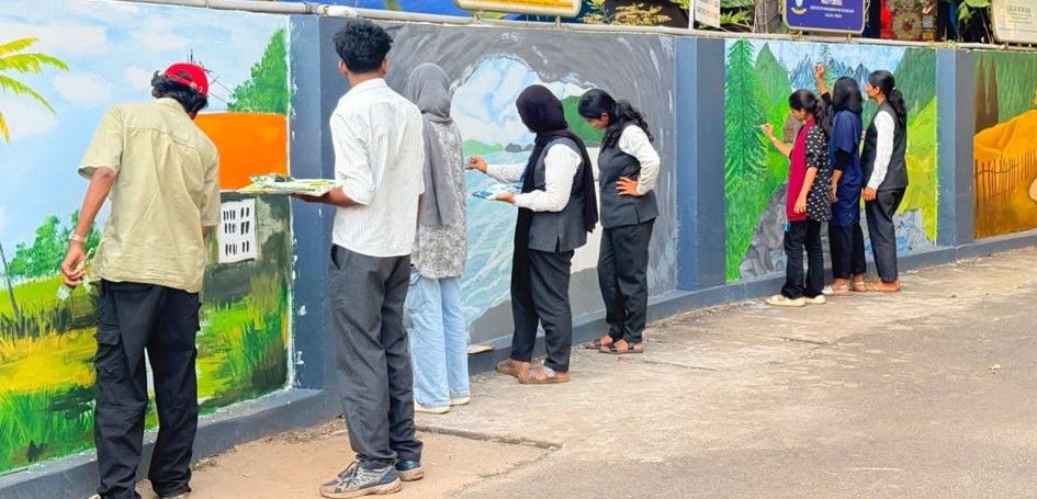 പരിസ്ഥിതി സംരക്ഷണ സന്ദേശവുമായി ചുറ്റുമതിലിൽ ചിത്രങ്ങളൊരുക്കുന്ന ഹോളിക്രോസ് കോളേജ് വിദ്യാർഥികൾ 