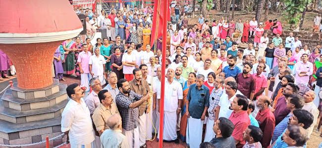 കാവുമ്പായി രക്തസാക്ഷി ദിനാചരണത്തിന്റെ ഭാഗമായി  ഐച്ചേരിയിലെ രക്തസാക്ഷി നഗറില്‍ സിപിഐ എം സംസ്ഥാന കമ്മിറ്റി അംഗം ടി വി രാജേഷ് പതാക ഉയര്‍ത്തുന്നു