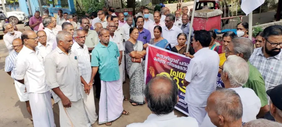 തൊഴിലുറപ്പ് പദ്ധതി തകർക്കാനുള്ള കേന്ദ്ര സർക്കാർ നിലപാടിനെതിരെ സീനിയർ സിറ്റിസൺസ് ഫ്രണ്ട്‌സ് വെൽഫെയർ അസോസിയേഷൻ ജില്ലാ കമ്മിറ്റി കാഞ്ഞങ്ങാട്ട്‌  നടത്തിയ  പ്രതിഷേധ കൂട്ടായ്മ സംസ്ഥാന കമ്മിറ്റിയംഗം കൂത്തൂര്‍ കണ്ണന്‍ ഉദ്ഘാടനം ചെയ്യുന്നു