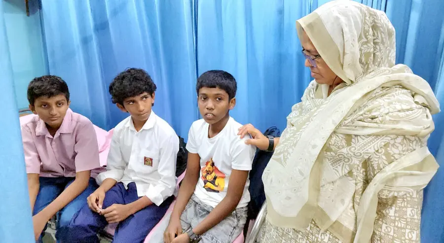 കടന്നൽ കുത്തേറ്റ വിദ്യാർഥികളെ തൃക്കരിപ്പൂർ താലൂക്കാശുപത്രിയിൽ പടന്ന പഞ്ചായത്ത് പ്രസിഡന്റ് പി സി സുബെെദ സന്ദർശിക്കുന്നു