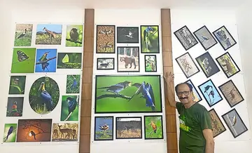 വീട്ടിലൊരുക്കിയ ഗാലറിക്കുമുന്നിൽ ഡോ. പി വി മോഹനൻ 