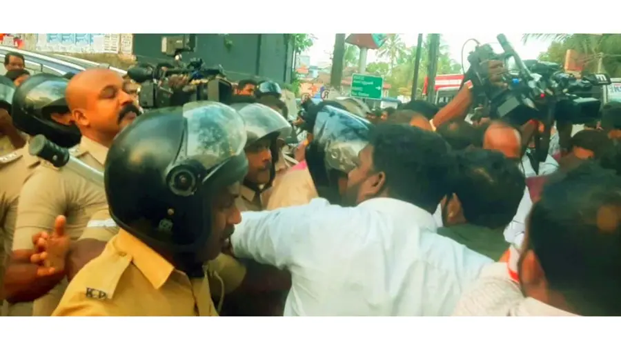ആന്റണി രാജുവിന്റെ കാർ ആക്രമിച്ച കോൺഗ്രസുകാരെ തടയുന്ന പൊലീസ്‌  