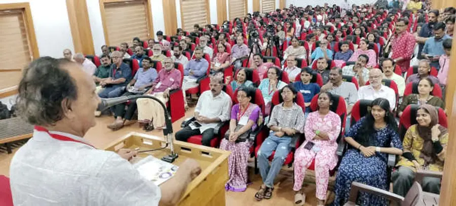 പടന്നക്കാട് നെഹ്റു കോളേജിൽ ക്വാണ്ടം ശതാബ്ദി പ്രദർശനം പ്രൊഫ. കെ പാപ്പൂട്ടി ഉദ്ഘാടനംചെയ്യുന്നു