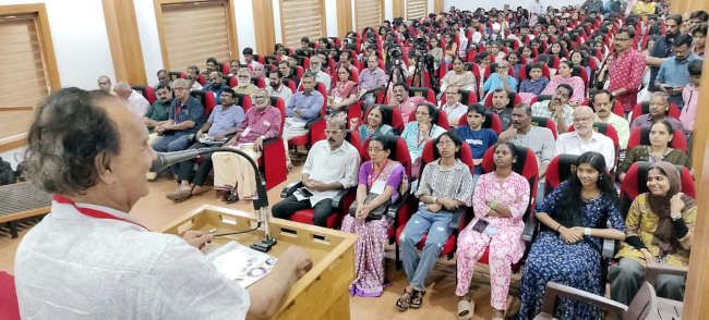 പടന്നക്കാട്‌ നെഹ്റു കോളേജിൽ ക്വാണ്ടം ശതാബ്ദി പ്രദർശനം പ്രൊഫ. കെ പാപ്പൂട്ടി ഉദ്ഘാടനംചെയ്യുന്നു