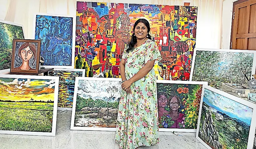 സജില പെരളശേരി താൻ വരച്ച ചിത്രങ്ങളോടൊപ്പം