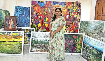 സജില പെരളശേരി  താൻ വരച്ച ചിത്രങ്ങളോടൊപ്പം