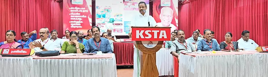 കെഎസ്ടിഎ ജില്ലാസമ്മേളനത്തെ എം വി ഗോവിന്ദൻ എംഎൽഎ അഭിവാദ്യംചെയ്ത് സംസാരിക്കുന്നു