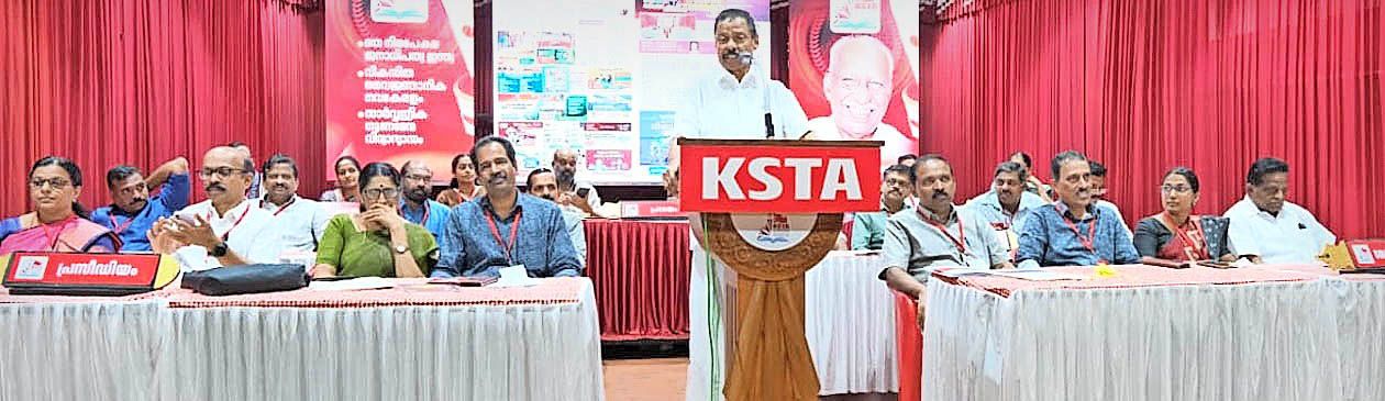 കെഎസ്ടിഎ ജില്ലാസമ്മേളനത്തെ എം വി ഗോവിന്ദൻ എംഎൽഎ അഭിവാദ്യംചെയ്ത് സംസാരിക്കുന്നു