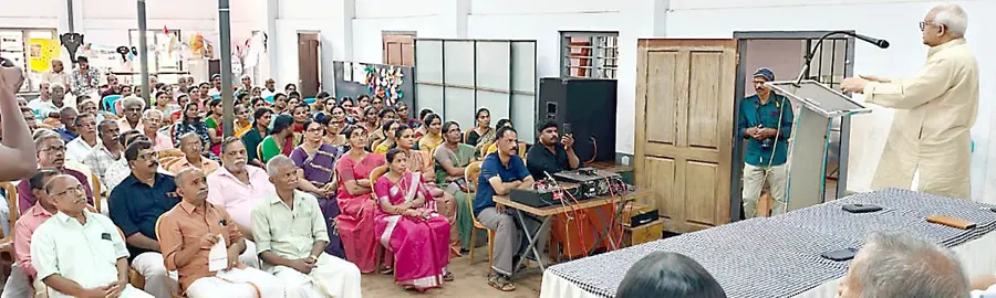 മാങ്ങാട്ടിടം ദേശബന്ധു വായനശാലയ്‌ക്ക്‌ സമീപം പ്രവർത്തിച്ചിരുന്ന കേരള ദിനേശ് ബീഡി ശാഖയിൽ തൊഴിലാളികളായവരുടെ സംഗമം  സിപിഐ എം സംസ്ഥാന കമ്മിറ്റി അംഗം പി ജയരാജൻ ഉദ്ഘാടനംചെയ്യുന്നു