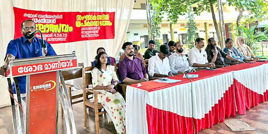 കണ്ണൂർ സർവകലാശാല യൂണിയൻ കലോത്സവത്തിന്റെ സംഘാടക സമിതി രൂപീകരണ യോഗം പടന്നക്കാട് നെഹ്റു   കോളേജിൽ കാഞ്ഞങ്ങാട്‌ നഗരസഭ ചെയർമാൻ വി വി രമേശൻ ഉദ്ഘാടനംചെയ്യുന്നു