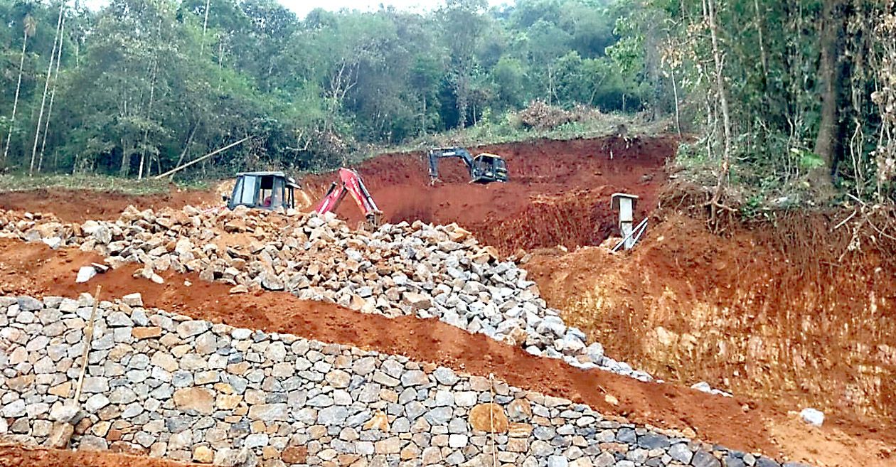 റാണിപുരത്ത് നടക്കുന്ന  അനധികൃത മണ്ണെടുപ്പും നിർമാണ പ്രവൃത്തിയും