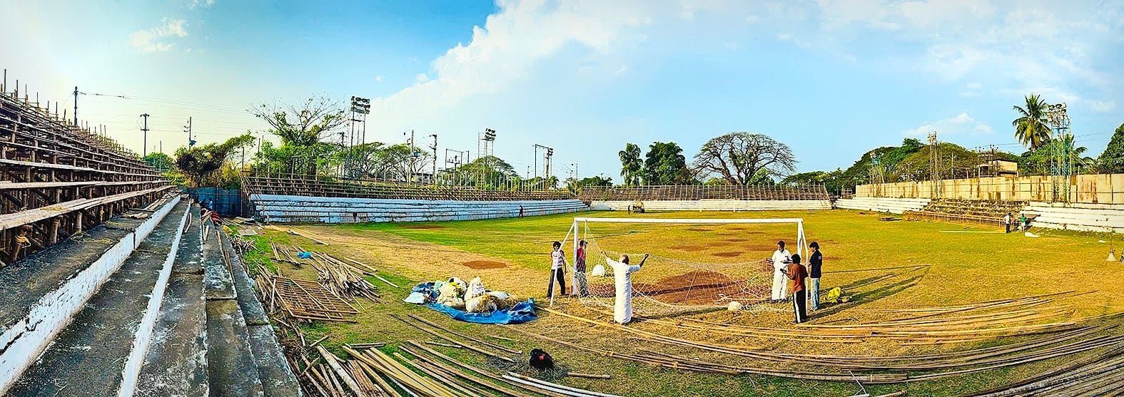 വളപട്ടണം ടൗൺ സ്പോർട്സ് ക്ലബ്ബിന്റെ എ കെ കുഞ്ഞിമായൻ ഹാജി സ്‌മാരക സ്വണക്കപ്പ് ഫുട്ബോളിനൊരുങ്ങുന്ന വളപട്ടണം മിനി സ്റ്റേഡിയം