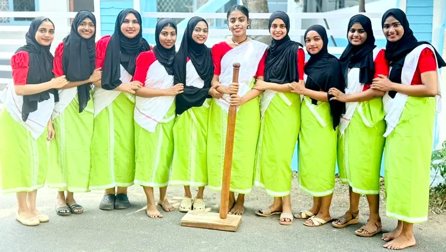 ഹൈസ്‌കൂൾ വിഭാഗം വഞ്ചിപ്പാട്ടിൽ അപ്പീലിലൂടെ മത്സരിച്ച്‌ എ ഗ്രേഡ്‌ നേടിയ നായന്മാർമൂല ടിഐഎച്ച്‌എസ്‌എസ്‌ ടീം.