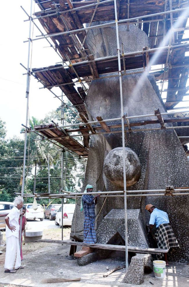 ജില്ലാപഞ്ചായത്ത്‌ വളപ്പിൽ കാനായി കുഞ്ഞിരാമന്റെ മേൽനോട്ടത്തിൽ എൻഡോസൾഫാൻ ദുരന്ത സ്മൃതി ശിൽപത്തിന്റെ നിർമാണം പുനരാരംഭിച്ചപ്പോൾ