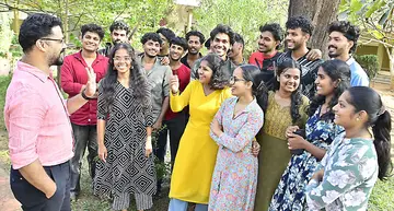 കണ്ണൂർ സർവകലാശാല സ്‌റ്റുഡന്റ്‌സ്‌ ഡീൻ ഡോ. കെ വി സുജിത്‌ പടന്നക്കാട്‌ നെഹ്‌റുകോളേജ്‌ വിദ്യാർഥികൾക്കൊപ്പം
