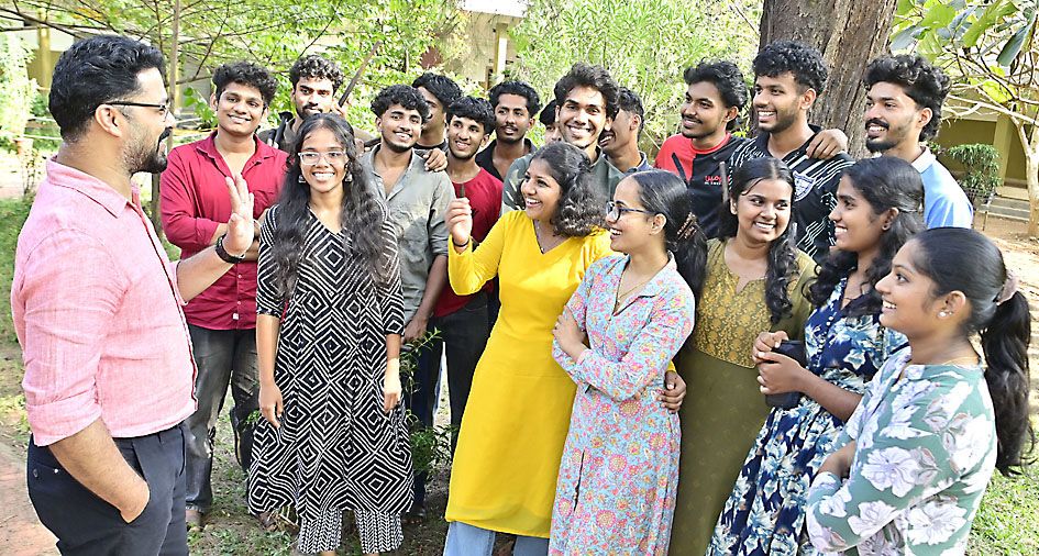 കണ്ണൂർ സർവകലാശാല സ്‌റ്റുഡന്റ്‌സ്‌ ഡീൻ ഡോ. കെ വി സുജിത്‌ പടന്നക്കാട്‌ നെഹ്‌റുകോളേജ്‌ വിദ്യാർഥികൾക്കൊപ്പം
