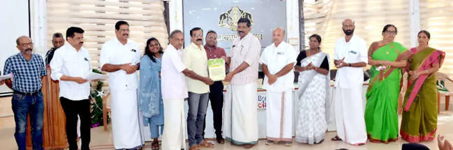 ജില്ലാ പരിസ്ഥിതി സെമിനാറിൽ കാര്ബണ് നെഗറ്റീവ് പദവി കൈവരിച്ച സ്ഥാപനങ്ങള്ക്കുള്ള സാക്ഷ്യപത്രം ജില്ലാ പഞ്ചായത്ത് പ്രസിഡന്റ് സാബു അബ്രഹാം കൈമാറുന്നു
