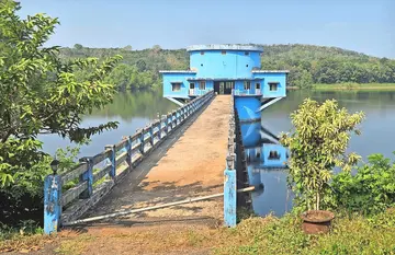 കിഫ്‌ബി കുടിവെള്ള പദ്ധതിക്കുവേണ്ടി വെളിയമ്പ്ര ഡാമിന്റെ ഭാഗമായുള്ള പഴശ്ശി ജലാശയത്തിൽ നിർമിച്ച  ജലസംഭരണ ടാങ്കുകളിൽ ഒന്ന്.