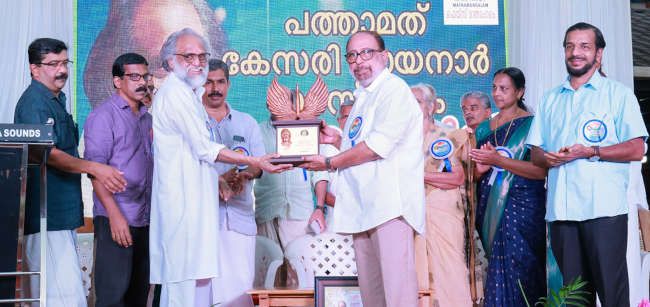 ഫെയ്സ് മാതമംഗലം ഏർപ്പെടുത്തിയ കേസരി നായനാർ പുരസ്കാരം കൈതപ്രം ദാമോദരൻ നമ്പൂതിരിക്ക്  സിബി മലയിൽ  സമ്മാനിക്കുന്നു.