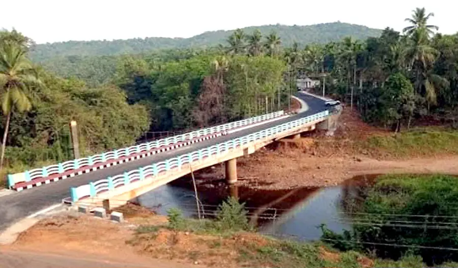 ഉദ്ഘാടനത്തിന് ഒരുങ്ങിയ ചൈത്രവാഹിനി പുഴയിലെ കാലിക്കടവ് പാലം
