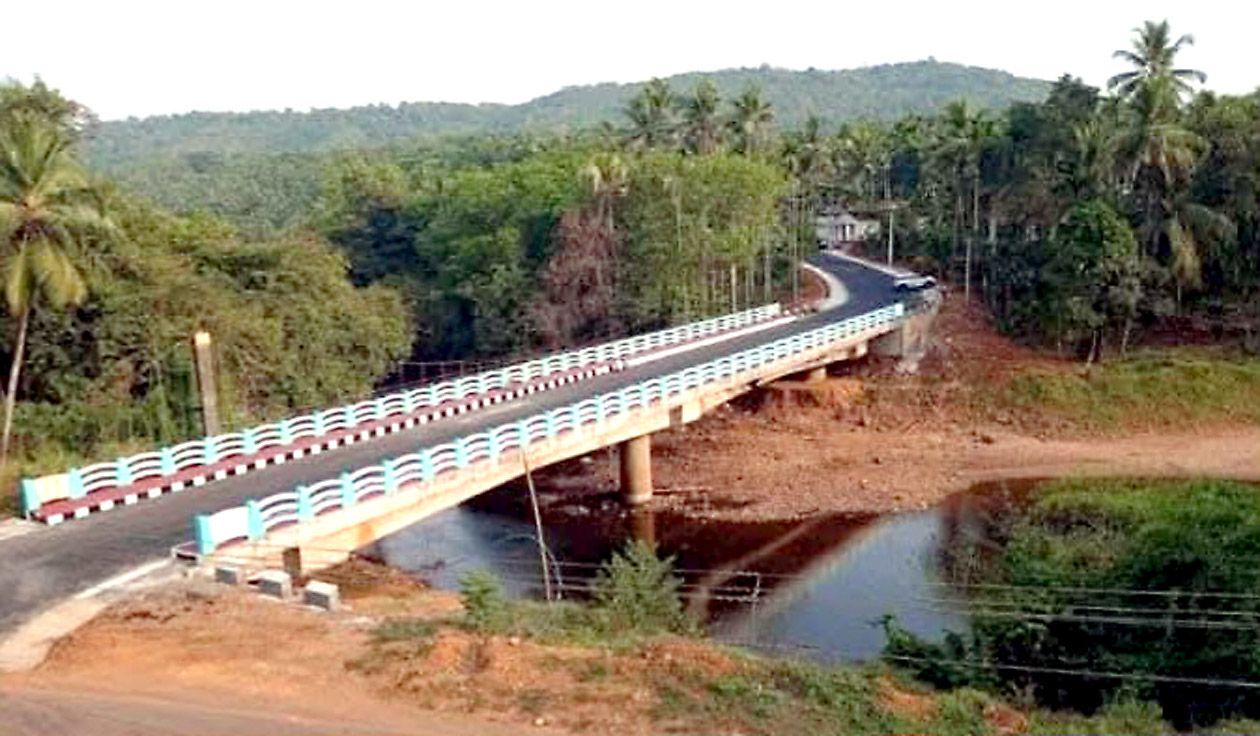 ഉദ്ഘാടനത്തിന് ഒരുങ്ങിയ ചൈത്രവാഹിനി പുഴയിലെ കാലിക്കടവ് പാലം