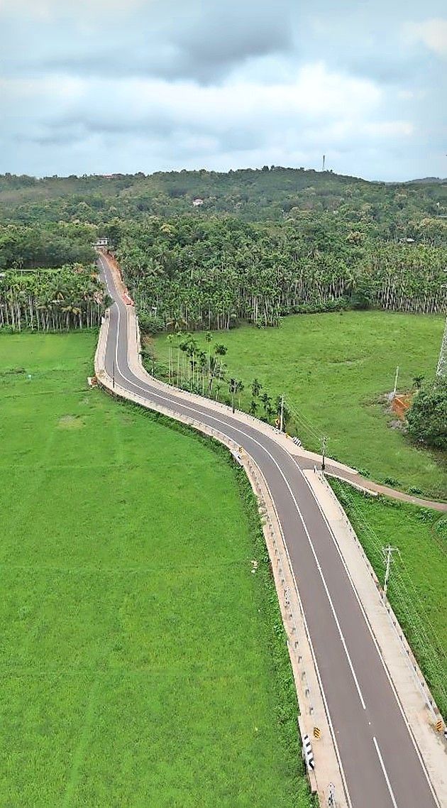പെരുമ്പ - മാതമംഗലം റോഡ്. മണിയറ വയലിൽനിന്നുള്ള കാഴ്ച