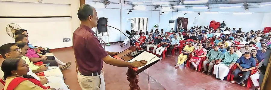 ആക്ഷൻ കൗൺസിൽ ഓഫ് സ്റ്റേറ്റ് എംപ്ലോയീസ് ആൻഡ് ടീച്ചേഴ്സിന്റെയും
അധ്യാപക സർവീസ് സംഘടന സമരസമിതിയുടെയും നേതൃത്വത്തിൽ നടന്ന കൺവൻഷൻ കെഎസ്ടിഎ സംസ്ഥാന വൈസ് പ്രസിഡന്റ് കെ സി മഹേഷ് ഉദ്ഘാടനം ചെയ്യുന്നു