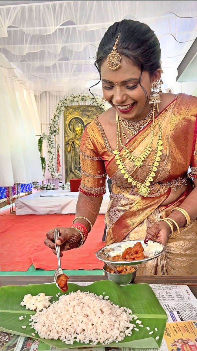 നവവധു ഷീന ഹൃദയപൂർവം പൊതിച്ചോറിലേക്കുള്ള വിഭവങ്ങൾ വിളമ്പുന്നു