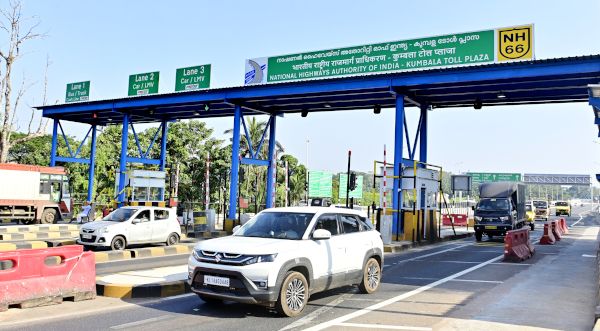 കുമ്പള ആരിക്കാടിയിൽ ദേശീയപാത അതോറിറ്റി സ്ഥാപിച്ച ടോൾബൂത്ത് 
