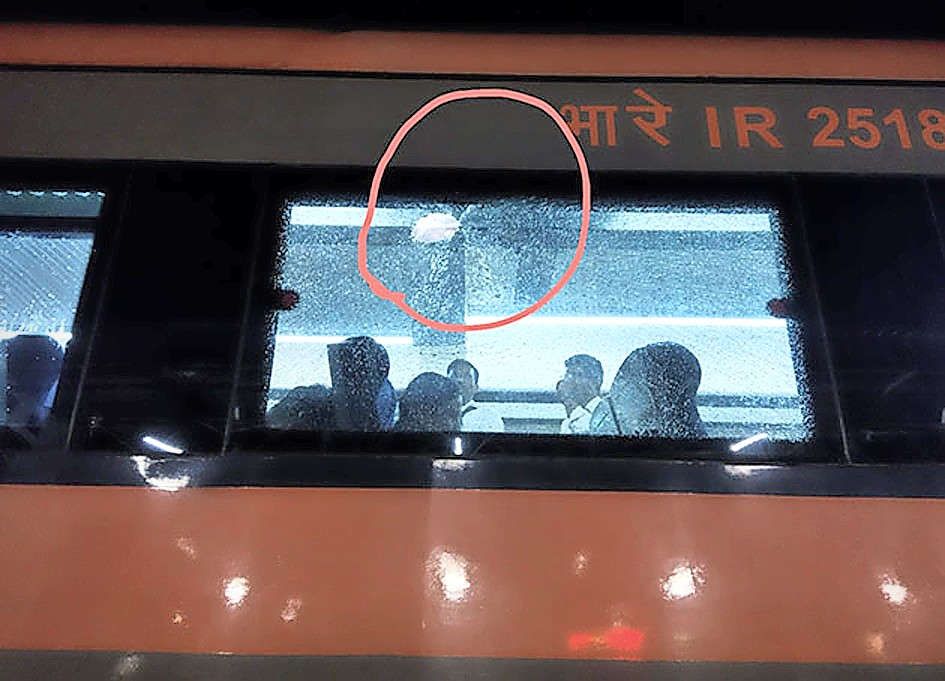 വന്ദേഭാരത് എക്സ്പ്രസിന്റെ ജനലിൽ കല്ലേറ് കൊണ്ട നിലയിൽ