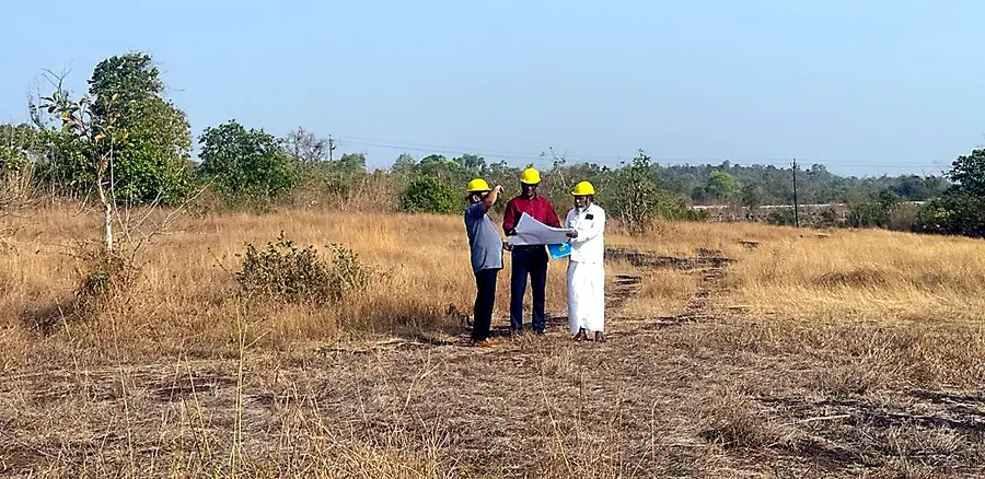 സ‍ൗരോർജ പ്ലാന്റ്‌ സ്ഥാപിക്കുന്ന ചീമേനി എസ്‌റ്റേറ്റിലെ ഭൂമി, കമ്പനി അധികൃതരും എൻജിനിയർമാരും പരിശോധിക്കുന്നു 