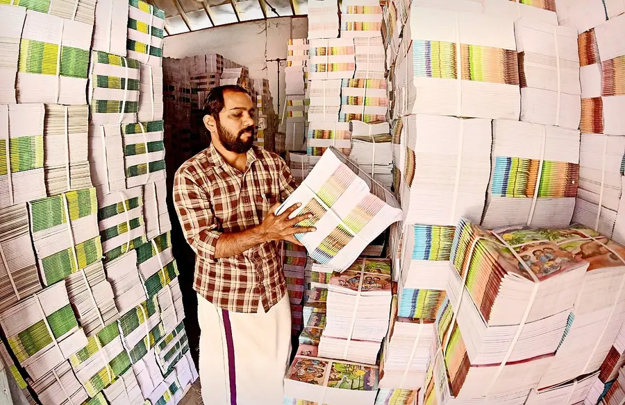 കണ്ണൂർ പുസ്തക ഡിപ്പോയിലെത്തിയ അടുത്ത അധ്യയന വർഷത്തെ പുസ്തകങ്ങൾ സൂപ്പർവൈസർ   കെ വി ജിതേഷ്   പരിശോധിക്കുന്നു