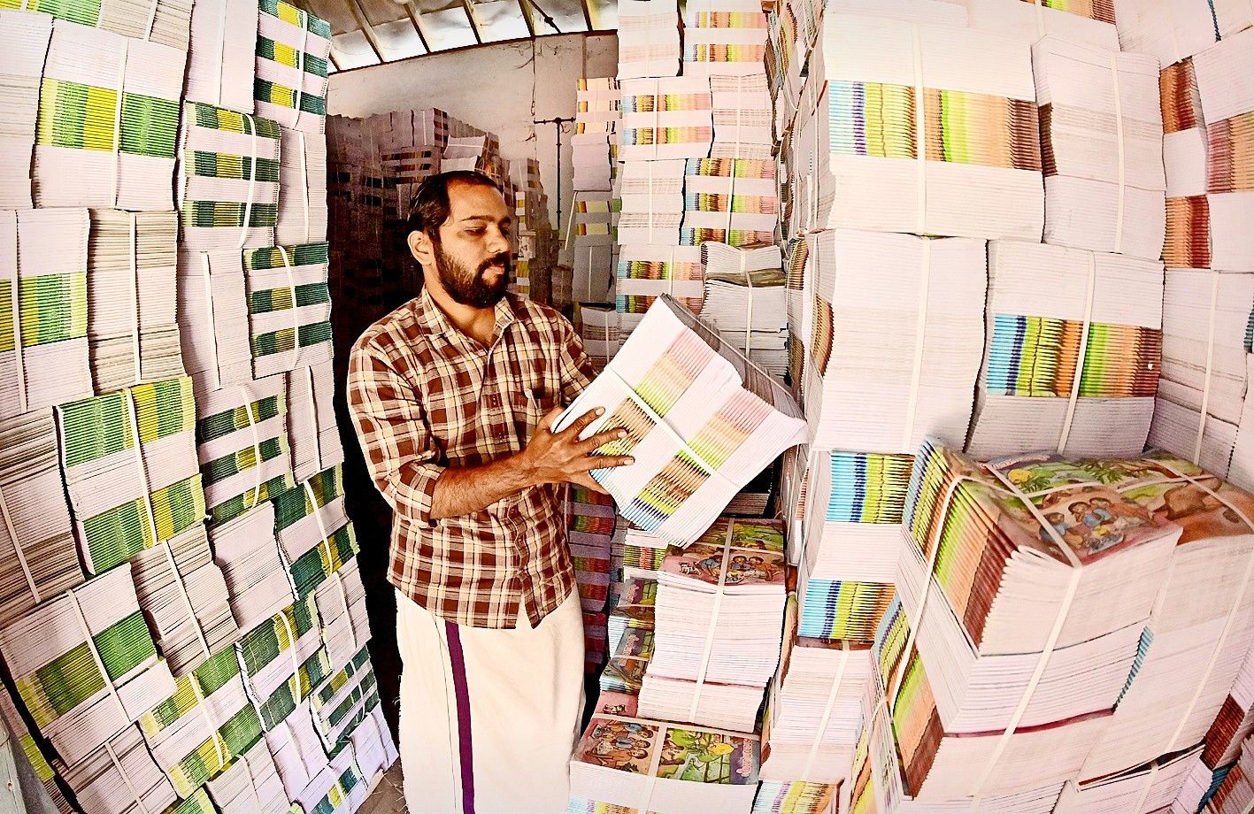 കണ്ണൂർ പുസ്തക ഡിപ്പോയിലെത്തിയ അടുത്ത അധ്യയന വർഷത്തെ പുസ്തകങ്ങൾ സൂപ്പർവൈസർ   കെ വി ജിതേഷ്   പരിശോധിക്കുന്നു