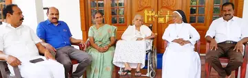 നൂറാം ജന്മദിനം ആഘോഷിക്കുന്ന പാരിക്കാപ്പള്ളിൽ ത്രേസ്യാമ്മ മക്കൾക്കൊപ്പം 