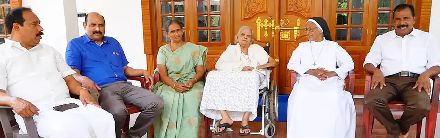 നൂറാം ജന്മദിനം ആഘോഷിക്കുന്ന പാരിക്കാപ്പള്ളിൽ ത്രേസ്യാമ്മ മക്കൾക്കൊപ്പം 