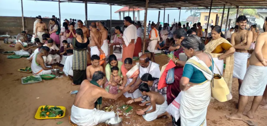 തൃക്കണ്ണാട് ക്ഷേത്രപരിസരത്തെ കടലോരത്ത് പിതൃബലി തർപ്പണം നടത്തുന്നവർ