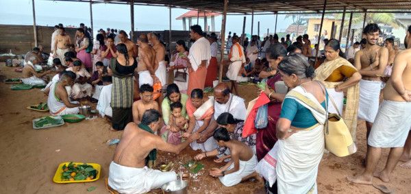 തൃക്കണ്ണാട് ക്ഷേത്രപരിസരത്തെ കടലോരത്ത് പിതൃബലി തർപ്പണം നടത്തുന്നവർ