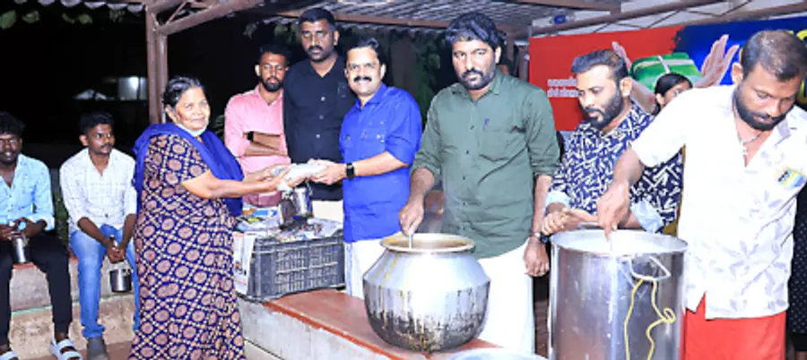 ഡിവൈഎഫ്ഐ കാഞ്ഞങ്ങാട് ബ്ലോക്ക്‌ കമ്മിറ്റി ഹൃദയപൂർവം പൊതിച്ചോർ വിതരണത്തിന്റെ ഏഴാം വാർഷികത്തിന്റെ ഭാഗമായി ജില്ലാ ആശുപത്രിയിൽ നടത്തിയ പൊതിച്ചോർ വിതരണം (ഫയൽ ചിത്രം)